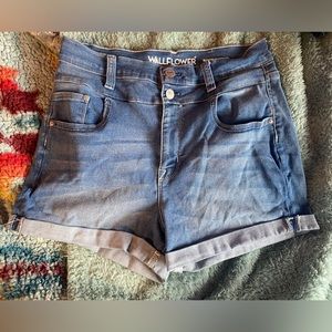 Kohl’s Wallflower jean shorts high rise. size 11 juniors